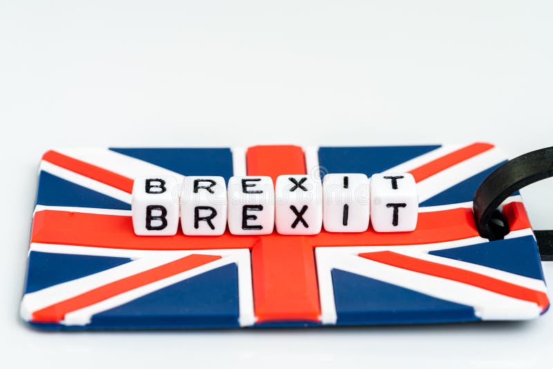 κύβος με αλφάβητο που δημιουργεί τη λέξη brexit στο σύμβολο union jack· επισήμανση ταξιδιού με σημαία uk με φόντο κενό διάστημα λε στοκ εικόνα