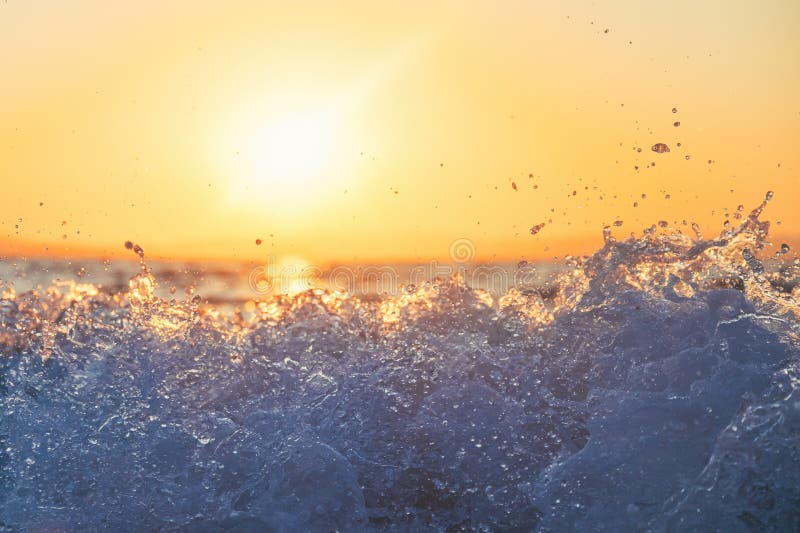 Κύμα ωκεανών κατά τη θερινή ανατολή όμορφο ηλιακό φως και αφρός θάλασσας στοκ φωτογραφίες
