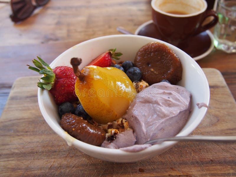 Κύπελλο Muesli ή των δημητριακών και των φρούτων στοκ φωτογραφία Κύπελλο Muesli ή των δημητριακών και των φρούτων στοκ φωτογραφία