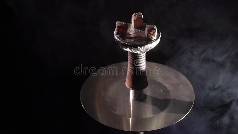 Κύπελλο Hookah με τους άνθρακες και τον καπνό