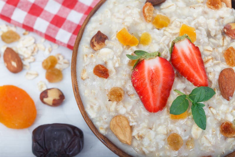 Κύπελλο oatmeal του κουάκερ με τις φράουλες στοκ εικόνα Κύπελλο oatmeal του κουάκερ με τις φράουλες στοκ εικόνα