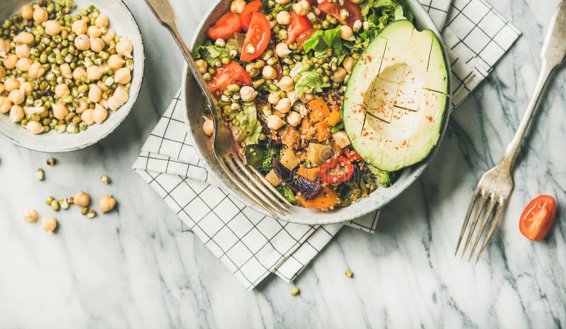 Κύπελλο γευμάτων Vegan με το αβοκάντο, μικτά σιτάρια, φασόλια, λαχανικά στοκ εικόνα με δικαίωμα ελεύθερης χρήσης Κύπελλο γευμάτων Vegan με το αβοκάντο, μικτά σιτάρια, φασόλια, λαχανικά στοκ εικόνα με δικαίωμα ελεύθερης χρήσης