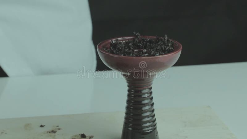 Κύπελλο με τον καπνό για το hookah στον πίνακα