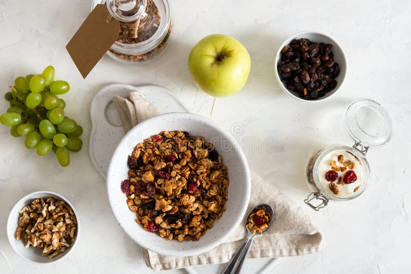 Κύπελλο του σπιτικού granola με τα καρύδια και τα φρούτα στο άσπρο υπόβαθρο λινού r Υγιές πρόγευμα, να κάνει δίαιτα, διατροφή στοκ φωτογραφίες Κύπελλο του σπιτικού granola με τα καρύδια και τα φρούτα στο άσπρο υπόβαθρο λινού r Υγιές πρόγευμα, να κάνει δίαιτα, διατροφή στοκ φωτογραφίες