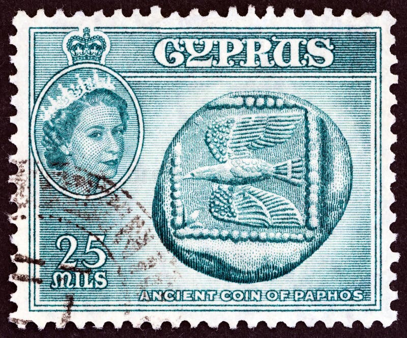 ΚΎΠΡΟΣ - CIRCA 1955: Ένα γραμματόσημο που τυπώνεται στη Κύπρο παρουσιάζει αρχαίο νόμισμα του 5ου αιώνα Β της Πάφος? και βασίλισσ στοκ φωτογραφία με δικαίωμα ελεύθερης χρήσης