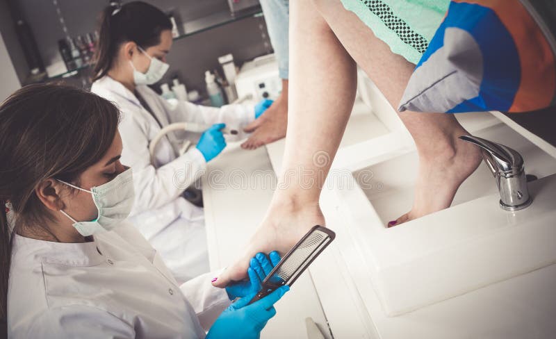 Κύριο pedicure εκτέλεσης καρφιών στοκ εικόνα Κύριο pedicure εκτέλεσης καρφιών στοκ εικόνα