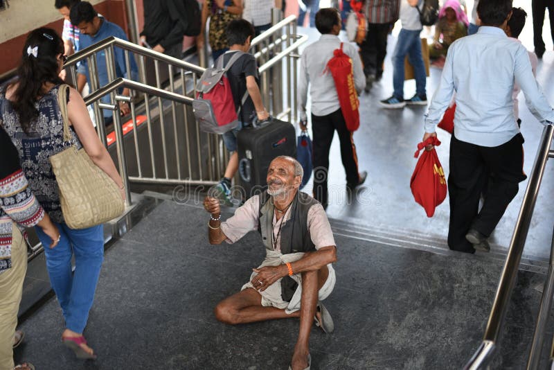 Κύριο άρθρο: Gurgaon, Δελχί, Ινδία: Στις 6 Ιουνίου 2015: Ένας μη αναγνωρισμένος παλαιός φτωχός άνθρωπος που ικετεύει από τους ανθ στοκ φωτογραφίες με δικαίωμα ελεύθερης χρήσης Κύριο άρθρο: Gurgaon, Δελχί, Ινδία: Στις 6 Ιουνίου 2015: Ένας μη αναγνωρισμένος παλαιός φτωχός άνθρωπος που ικετεύει από τους ανθ στοκ φωτογραφίες με δικαίωμα ελεύθερης χρήσης