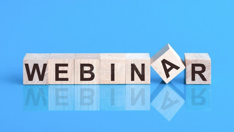 Λέξη Webinar, ξύλινοι κύβοι σε μπλε φόντο στοκ εικόνες