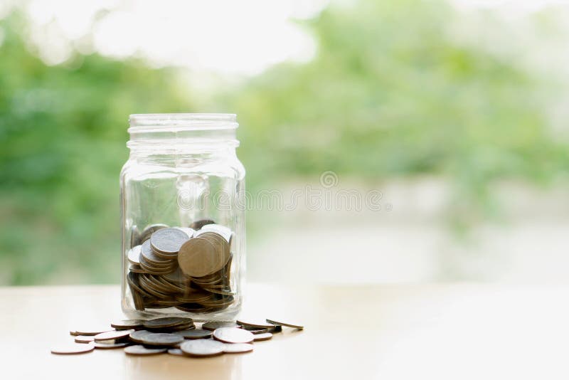 Λέξη αποταμίευσης με το νόμισμα χρημάτων στο βάζο γυαλιού οικονομικός στοκ φωτογραφία Λέξη αποταμίευσης με το νόμισμα χρημάτων στο βάζο γυαλιού οικονομικός στοκ φωτογραφία