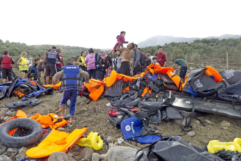 ΛΈΣΒΟΣ, ΕΛΛΑΔΑ στις 12 Οκτωβρίου 2015: Πρόσφυγες που φθάνουν στην Ελλάδα στη dingy βάρκα από την Τουρκία στοκ φωτογραφίες ΛΈΣΒΟΣ, ΕΛΛΑΔΑ στις 12 Οκτωβρίου 2015: Πρόσφυγες που φθάνουν στην Ελλάδα στη dingy βάρκα από την Τουρκία στοκ φωτογραφίες
