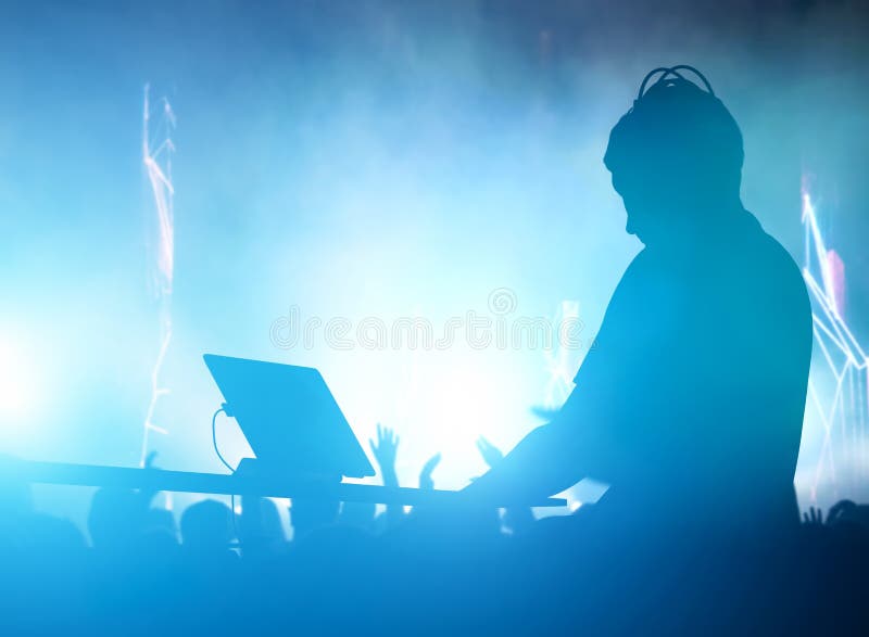 Λέσχη, disco DJ που παίζει και που αναμιγνύει τη μουσική για τους ανθρώπους nightlife απεικόνιση αποθεμάτων Λέσχη, disco DJ που παίζει και που αναμιγνύει τη μουσική για τους ανθρώπους nightlife απεικόνιση αποθεμάτων