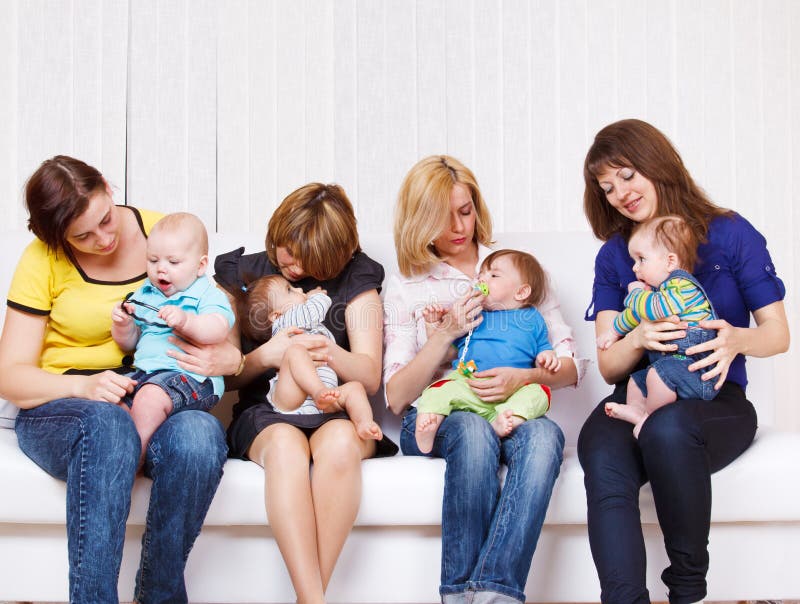 λήψη παιδιών προσοχής moms το&upsil στοκ εικόνες λήψη παιδιών προσοχής moms το&upsil στοκ εικόνες