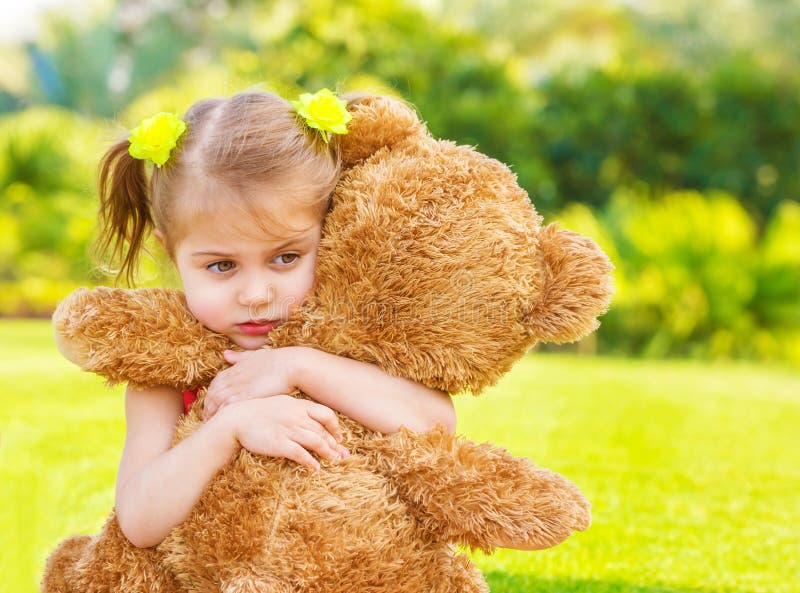 Λυπημένο κορίτσι με τη teddy αρκούδα στοκ φωτογραφίες Λυπημένο κορίτσι με τη teddy αρκούδα στοκ φωτογραφίες
