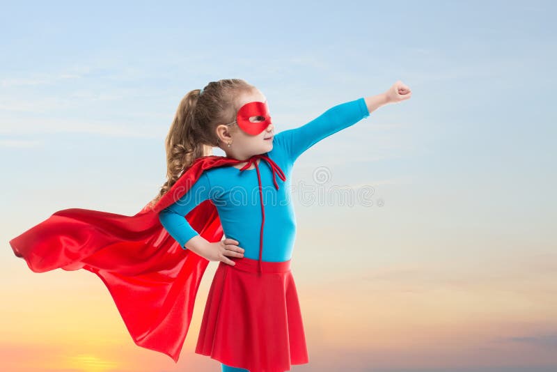 Λίγο superhero παιχνιδιών κοριτσιών παιδιών Παιδί στο υπόβαθρο του ουρανού ηλιοβασιλέματος στοκ εικόνα με δικαίωμα ελεύθερης χρήσης