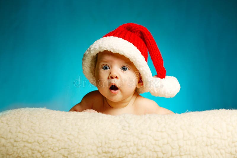 Λίγο χαριτωμένο μωρό με το καπέλο santa στοκ εικόνες Λίγο χαριτωμένο μωρό με το καπέλο santa στοκ εικόνες