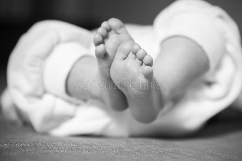 Λίγος ύπνος αγοράκι νηπίων που βάζει, πόδια επάνω, στην εστίαση neut στοκ φωτογραφία με δικαίωμα ελεύθερης χρήσης Λίγος ύπνος αγοράκι νηπίων που βάζει, πόδια επάνω, στην εστίαση neut στοκ φωτογραφία με δικαίωμα ελεύθερης χρήσης