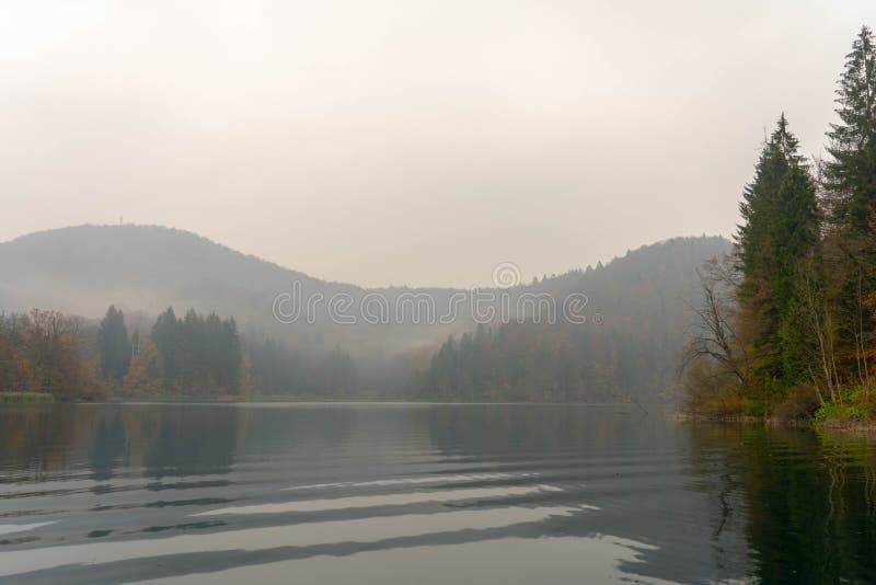 Λίμνες Plitvice στον απότομο βράχο βουνών στοκ εικόνες Λίμνες Plitvice στον απότομο βράχο βουνών στοκ εικόνες