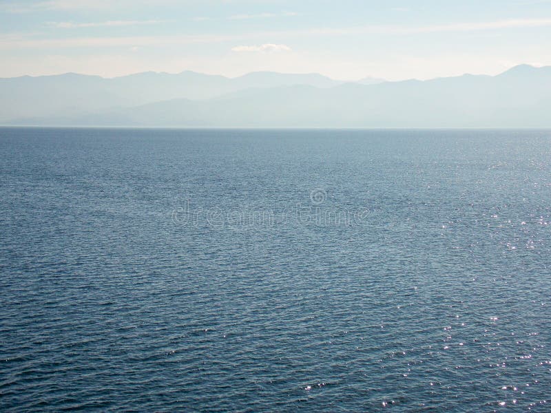 λίμνη baikal και χαμαρνταμπάχ. ηλιόλουστη φθινοπωρινή ημέρα στη λίμνη μπαϊκάλ. η φωτογραφία τραβήχτηκε από το cape khabartui.