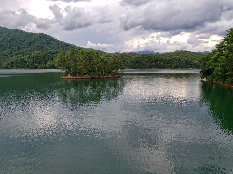 Λίμνη Fontana, που βλέπει από το της όξινης απορροής ίχνος στην κορυφή του φράγματος Fontana στοκ φωτογραφίες Λίμνη Fontana, που βλέπει από το της όξινης απορροής ίχνος στην κορυφή του φράγματος Fontana στοκ φωτογραφίες