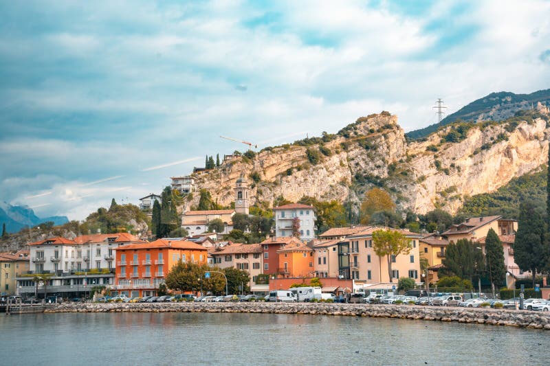λίμνη garda ιταλία με βουνά λίμνης και ιστορική πόλη. στοκ εικόνες με δικαίωμα ελεύθερης χρήσης