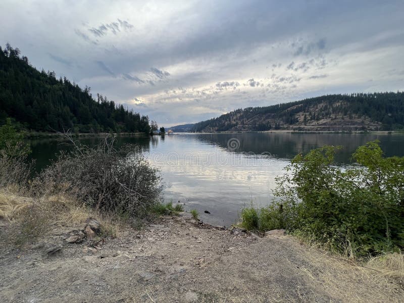 λίμνη idaho coeur dalene δίπλα στον αυτοκινητόδρομο i90 στοκ εικόνα με δικαίωμα ελεύθερης χρήσης