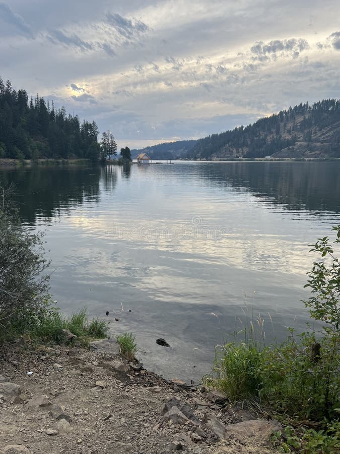 λίμνη idaho coeur dalene δίπλα στον αυτοκινητόδρομο i90 στοκ φωτογραφία με δικαίωμα ελεύθερης χρήσης