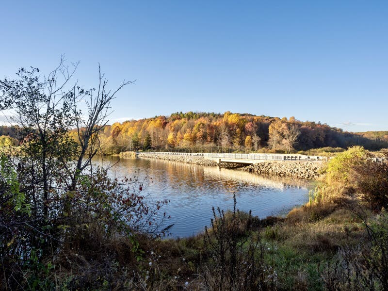λίμνη keystone στο κρατικό πάρκο keystone στην επαρχία west moeland, στα υψίπεδα της πενσυλβανίας το φθινόπωρο, πριν τις σούνες στοκ φωτογραφία με δικαίωμα ελεύθερης χρήσης