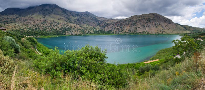 Λίμνη Kournas στο νησί της Κρήτης, Ελλάδα στοκ φωτογραφία με δικαίωμα ελεύθερης χρήσης Λίμνη Kournas στο νησί της Κρήτης, Ελλάδα στοκ φωτογραφία με δικαίωμα ελεύθερης χρήσης