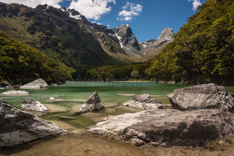 Λίμνη Mackenzie στο εθνικό πάρκο Fiordland στοκ εικόνες με δικαίωμα ελεύθερης χρήσης Λίμνη Mackenzie στο εθνικό πάρκο Fiordland στοκ εικόνες με δικαίωμα ελεύθερης χρήσης