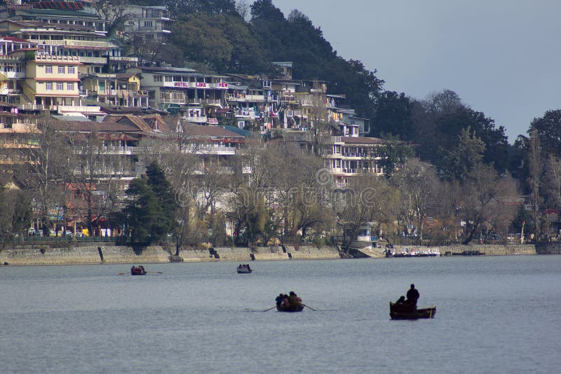 Λίμνη Nainital με τα κτήρια στο υπόβαθρο, Uttarkhand, Ινδία στοκ φωτογραφία με δικαίωμα ελεύθερης χρήσης Λίμνη Nainital με τα κτήρια στο υπόβαθρο, Uttarkhand, Ινδία στοκ φωτογραφία με δικαίωμα ελεύθερης χρήσης