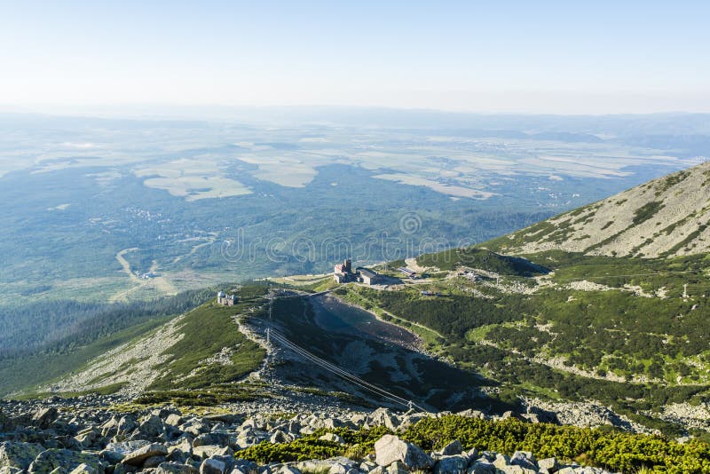 Λίμνη Skalnate, ο σιδηροδρομικός σταθμός καλωδίων και το ξενοδοχείο βουνών Encian Τοπ άποψη το πρωί στοκ εικόνα με δικαίωμα ελεύθερης χρήσης