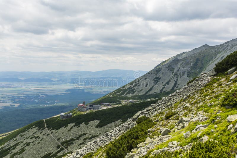 Λίμνη Skalnate, ο σιδηροδρομικός σταθμός καλωδίων και το ξενοδοχείο βουνών Encian στοκ φωτογραφίες με δικαίωμα ελεύθερης χρήσης