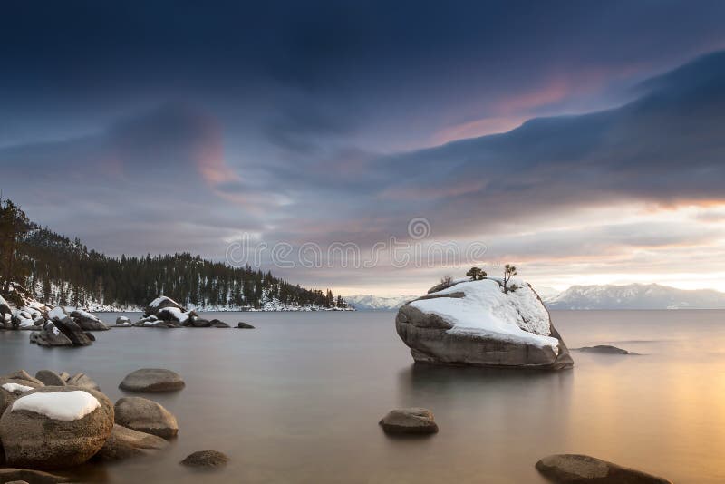 Λίμνη Tahoe ηλιοβασιλέματος βράχου μπονσάι στοκ εικόνες Λίμνη Tahoe ηλιοβασιλέματος βράχου μπονσάι στοκ εικόνες