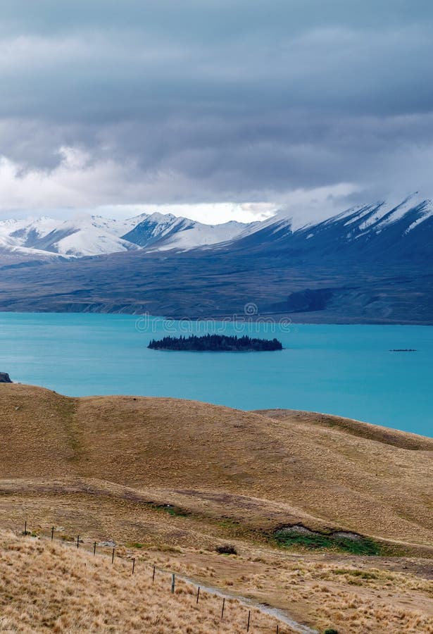 λίμνη tekapo νέα ζηλανδία. λίμνη tekapo το τυρκουάζ νερό προέρχεται από το όρος. παγετώνας μάγειρας και ταυρομάδας. νότια νησίδα nz