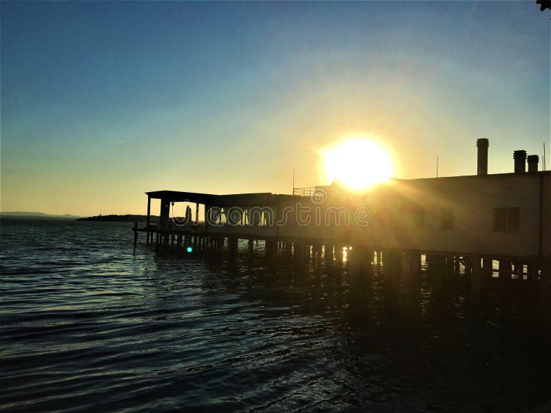 Λίμνη Trasimeno, ηλιοβασίλεμα, φως, νερό και ειρήνη στην περιφέρεια Umbria, Ιταλία στοκ εικόνες με δικαίωμα ελεύθερης χρήσης Λίμνη Trasimeno, ηλιοβασίλεμα, φως, νερό και ειρήνη στην περιφέρεια Umbria, Ιταλία στοκ εικόνες με δικαίωμα ελεύθερης χρήσης
