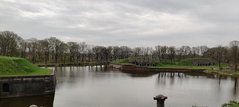 λίμνη δίπλα στο αρχαίο φρούριο στην πόλη naarden της ολλανδίας στοκ φωτογραφία με δικαίωμα ελεύθερης χρήσης