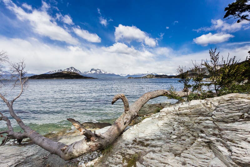 Λίμνη Λα Roca στο εθνικό πάρκο Γης του Πυρός στην Αργεντινή στοκ εικόνες με δικαίωμα ελεύθερης χρήσης Λίμνη Λα Roca στο εθνικό πάρκο Γης του Πυρός στην Αργεντινή στοκ εικόνες με δικαίωμα ελεύθερης χρήσης