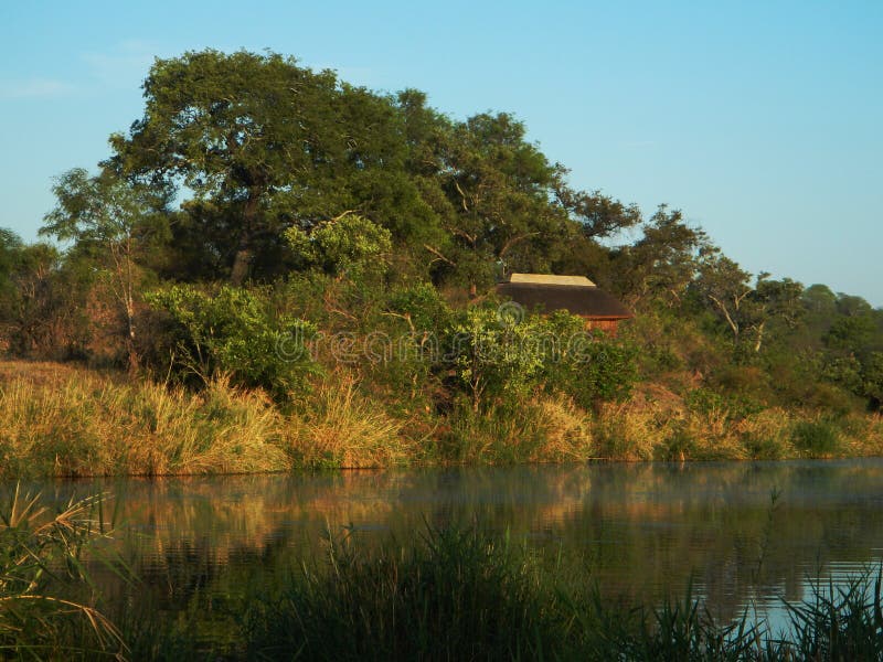 Λίμνη στη μέση της αφρικανικής σαβάνας, Kruger, Νότια Αφρική στοκ φωτογραφία με δικαίωμα ελεύθερης χρήσης