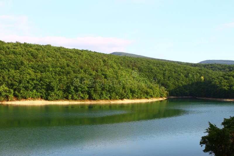 Λίμνη της Νίκαιας ακόμα με τους πράσινους λόφους στην απόσταση Φυσική φωτογραφία τοπίων στοκ φωτογραφία Λίμνη της Νίκαιας ακόμα με τους πράσινους λόφους στην απόσταση Φυσική φωτογραφία τοπίων στοκ φωτογραφία