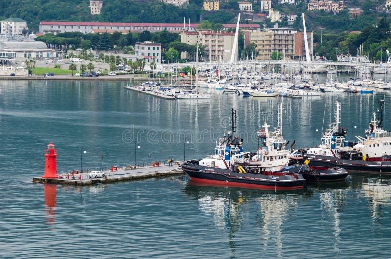Λα Spezia με τη μαρίνα και τη γέφυρα Thaon στοκ φωτογραφία με δικαίωμα ελεύθερης χρήσης Λα Spezia με τη μαρίνα και τη γέφυρα Thaon στοκ φωτογραφία με δικαίωμα ελεύθερης χρήσης