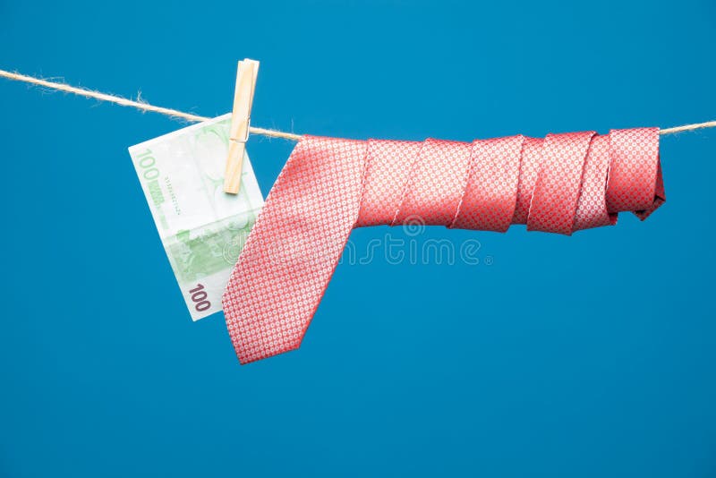 Λαβίδες, χρήματα και δεσμός με τον κόμβο, σε ένα σχοινί στοκ φωτογραφίες με δικαίωμα ελεύθερης χρήσης Λαβίδες, χρήματα και δεσμός με τον κόμβο, σε ένα σχοινί στοκ φωτογραφίες με δικαίωμα ελεύθερης χρήσης