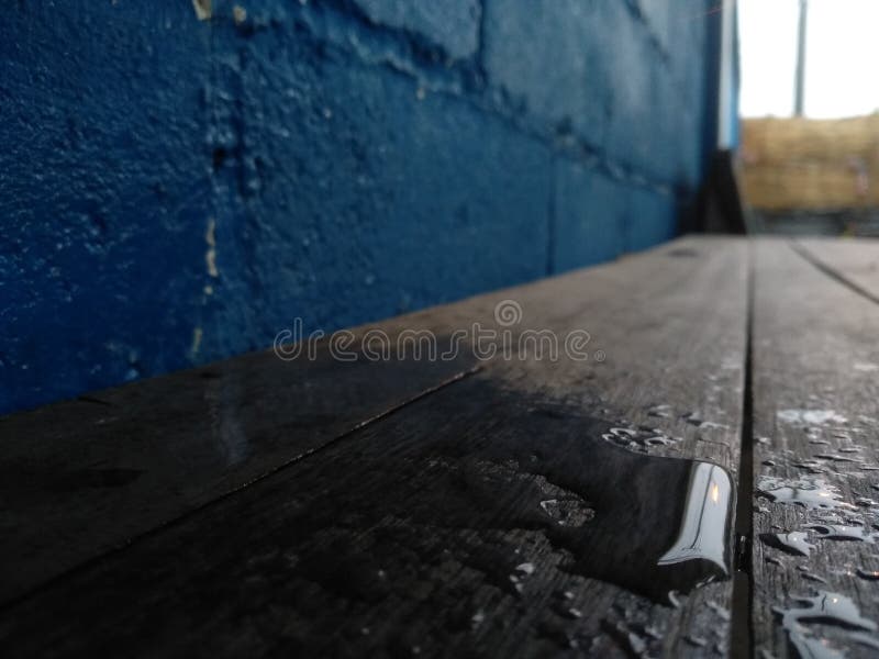 λακκούβα όταν βρέχει. η έντονη βροχή θα κάνει λακκούβες σε χαμηλά μέρη ή τρύπες