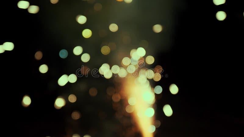 λαμπερά πυροτεχνήματα με φώτα bokeh. λαμπερά πυροτεχνήματα. εορτασμός νέων ετών πυροτεχνημάτων. πολύχρωμα πυροτεχνήματα φιλμ μικρού μήκους
