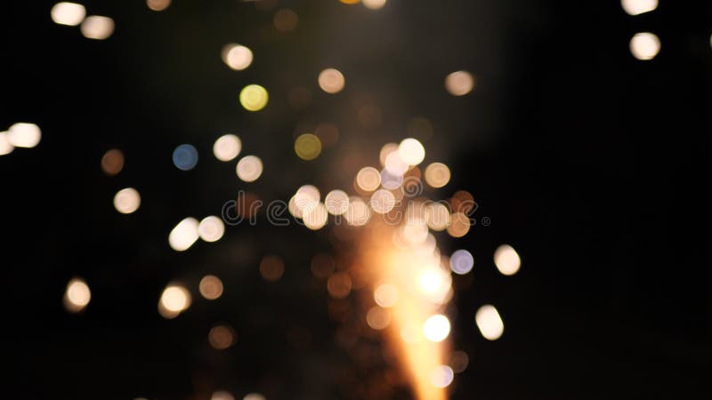 λαμπερά πυροτεχνήματα με φώτα bokeh. λαμπερά πυροτεχνήματα. εορτασμός νέων ετών πυροτεχνημάτων. πολύχρωμα πυροτεχνήματα φιλμ μικρού μήκους