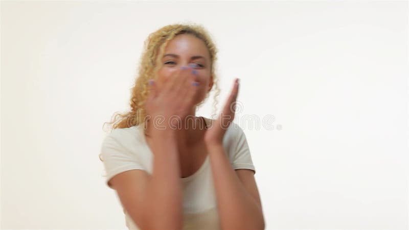 Λαμπερή γυναίκα που δίνει φιλιά με χαρούμενο χαμόγελο φιλμ μικρού μήκους