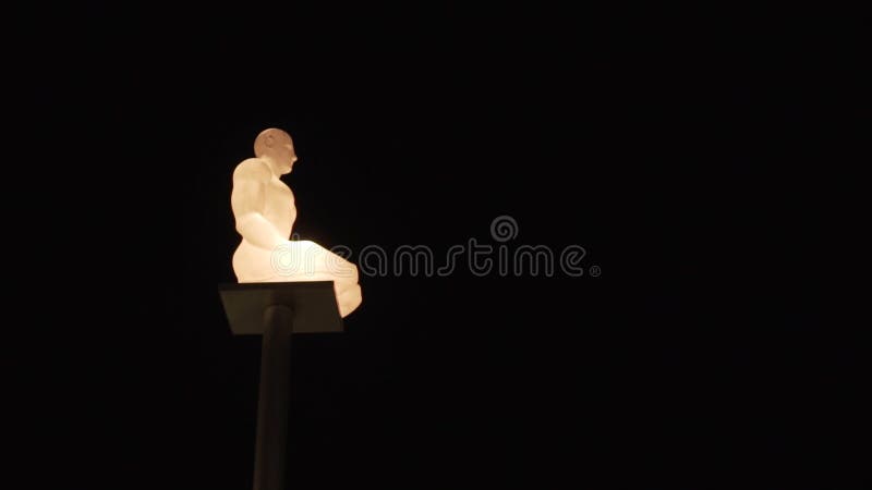 Λαμπερό άγαλμα του ανθρώπου Ενέργεια Όμορφο σύγχρονο άγαλμα που λάμπει από μέσα με χρώματα νέον Διάφορα χρώματα λαμπερό άγαλμα στοκ εικόνες