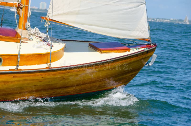 Λαμπρή λουστραρισμένη ξύλινη sailboat ναυσιπλοΐα τόξων στοκ εικόνα Λαμπρή λουστραρισμένη ξύλινη sailboat ναυσιπλοΐα τόξων στοκ εικόνα