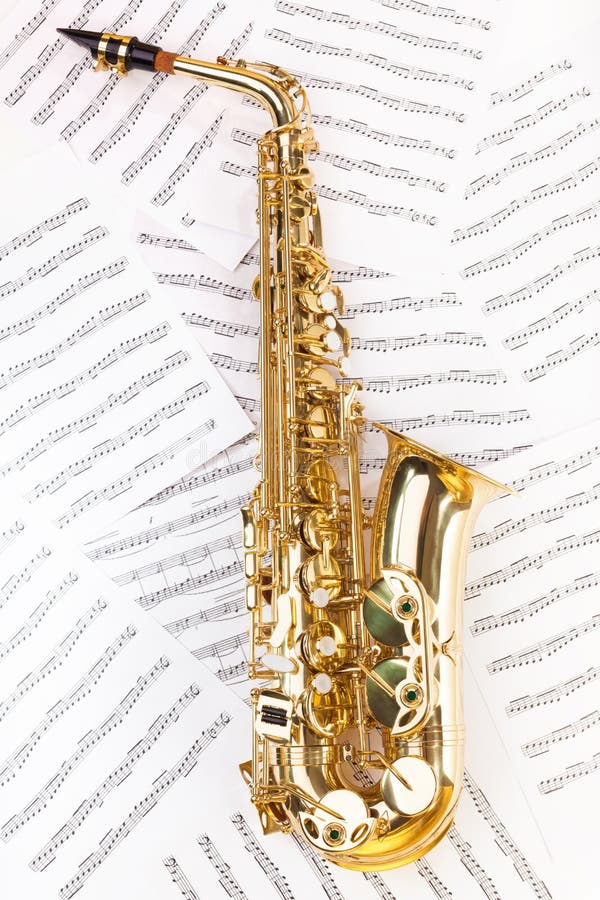 Λαμπρό saxophone alto στο πλήρες μέγεθος στις μουσικές νότες στοκ φωτογραφίες Λαμπρό saxophone alto στο πλήρες μέγεθος στις μουσικές νότες στοκ φωτογραφίες
