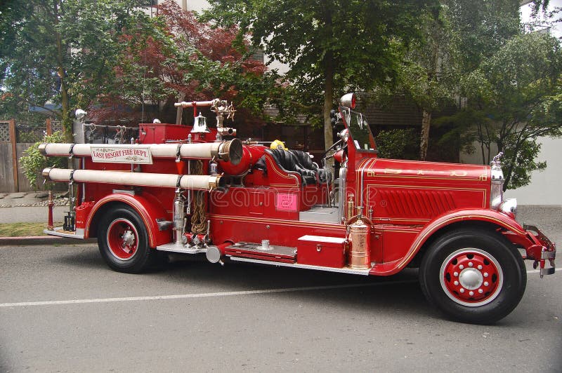 Λαμπρό κόκκινο Firetruck στοκ φωτογραφία με δικαίωμα ελεύθερης χρήσης Λαμπρό κόκκινο Firetruck στοκ φωτογραφία με δικαίωμα ελεύθερης χρήσης