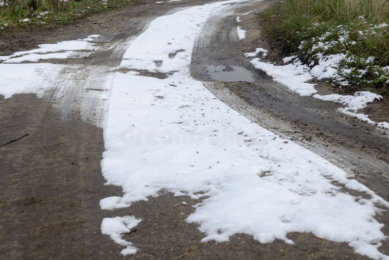 Λασπωμένος δρόμος, χιόνι κάλυψε δρόμο στην ύπαιθρο μετά την χιονόπτωση Χειμερινό τοπίο με αγροτικό δρόμο στοκ εικόνες Λασπωμένος δρόμος, χιόνι κάλυψε δρόμο στην ύπαιθρο μετά την χιονόπτωση Χειμερινό τοπίο με αγροτικό δρόμο στοκ εικόνες
